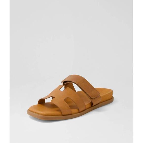 NEW DJANGO & JULIETTE women's nodette flat leather sandal in tan - Picture 2 of 3